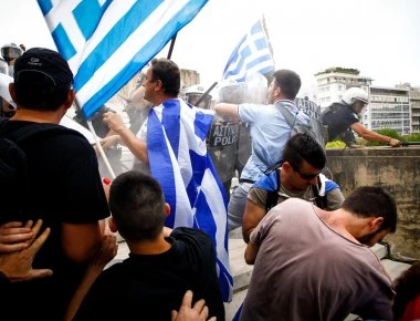 ΕΚΤΑΚΤΟ: Εφοδος πολιτών που υπερασπίζονται την Μακεδονία κατά της Βουλής που ψήφιζε την εκχώρησή της στα Σκόπια!